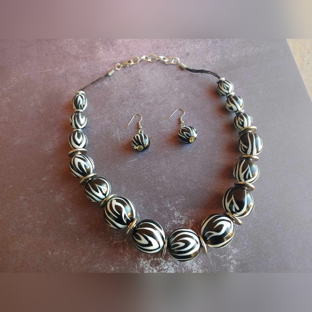 RARE/Vintage 80's Zebra wooden beaded necklace & earring set. - Picture 17 of 17